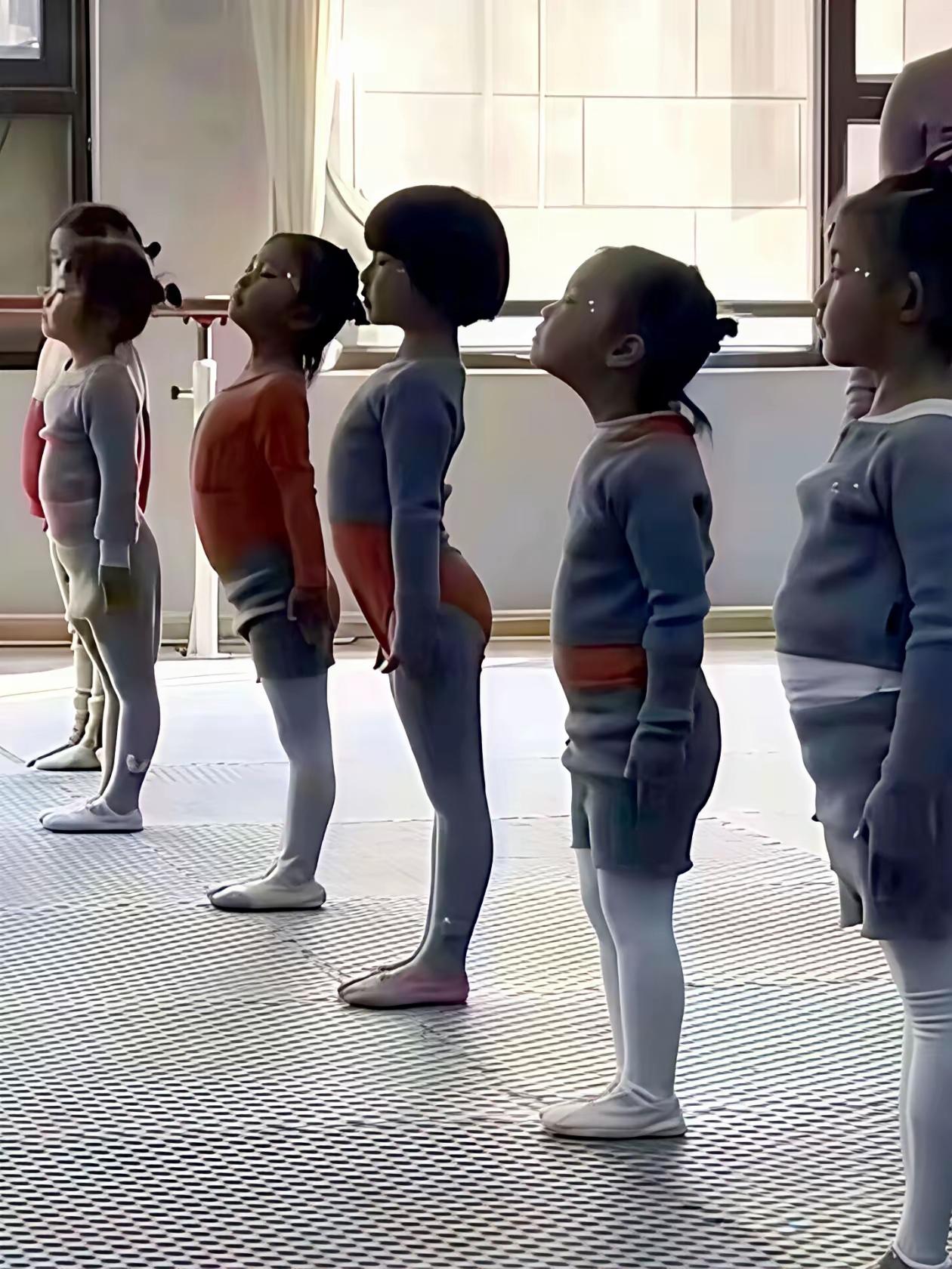 如果家长看到自己的孩子（第二个）这个站姿，而老师还没纠正指出，是不是觉得这钱白花