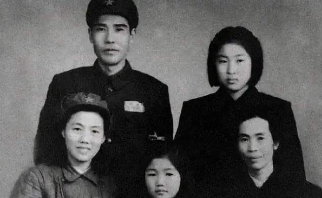 贺子珍1984年去世后骨灰应安放何处？哥哥贺敏学提议让她离毛主席近一点1979