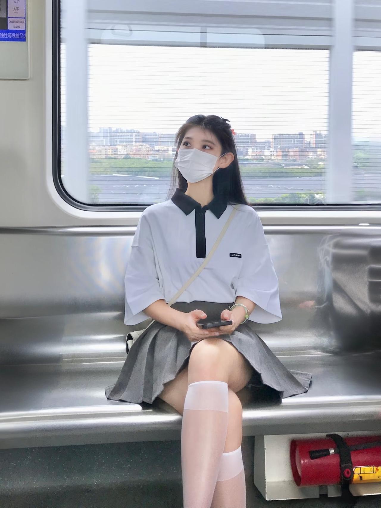 地铁偶遇的妹妹，把“城市气候精分”穿成了轻甜小确幸坐地铁撞见的妹妹，直接把