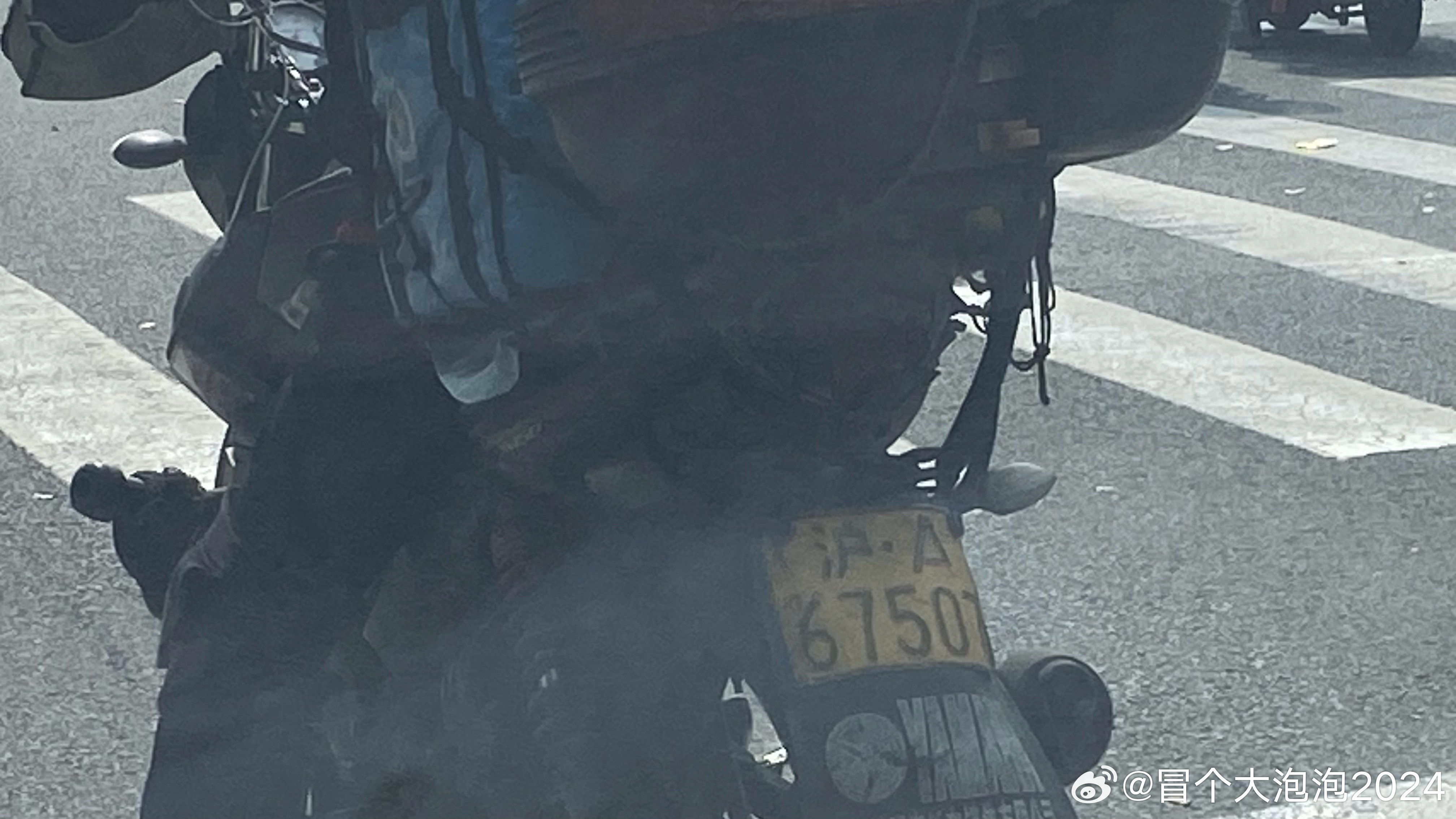 偶遇魔都最低调快递大哥。上海摩托车牌照