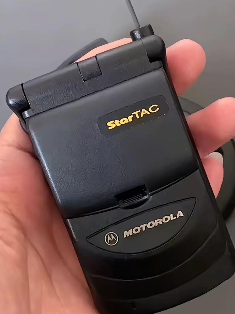 遇到一个杠精，非说九十年代就开始使用手机了！您的第一部手机是什么牌子啥型号？哪