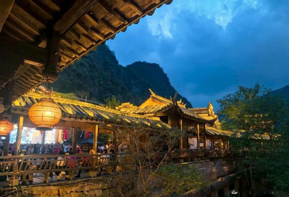 暴涨的油价正在酝酿一场超级危机！现在国际原油价格依然维持在高位，现货原油的价格一