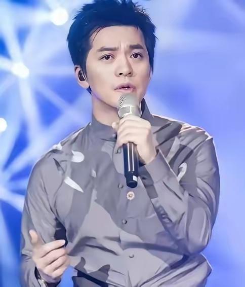 汪涵问李健：“你从清华毕业以后的第一份工作是做什么？”李健说：“广电总局。”汪涵