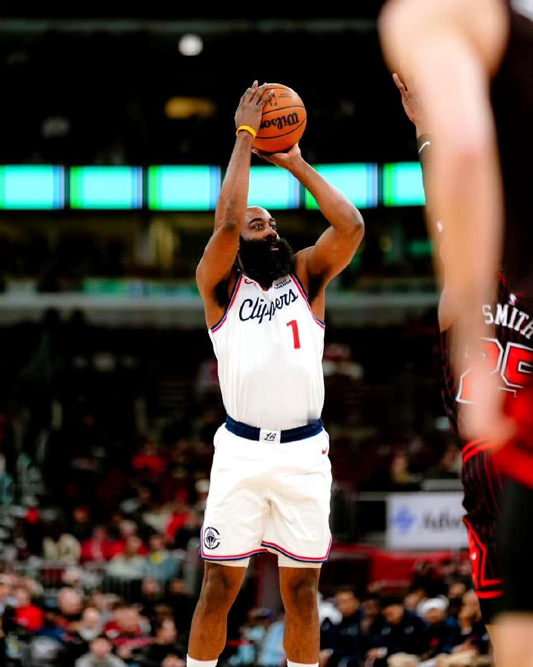 哈登三分56中11，出大事了。过去6场比赛，他的三分命中率只有19.6%，