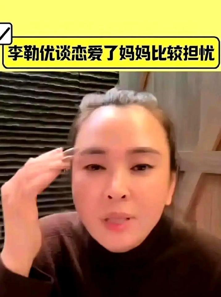 几个亿的家产，对着一个3万粉丝的账号。晋妈那句“必须有正经工作”，现在听起来，