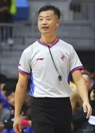 我没听错吧？浙江主场球迷是在齐声骂裁判吧？这种场面我还是第一次见，按理说，经济发