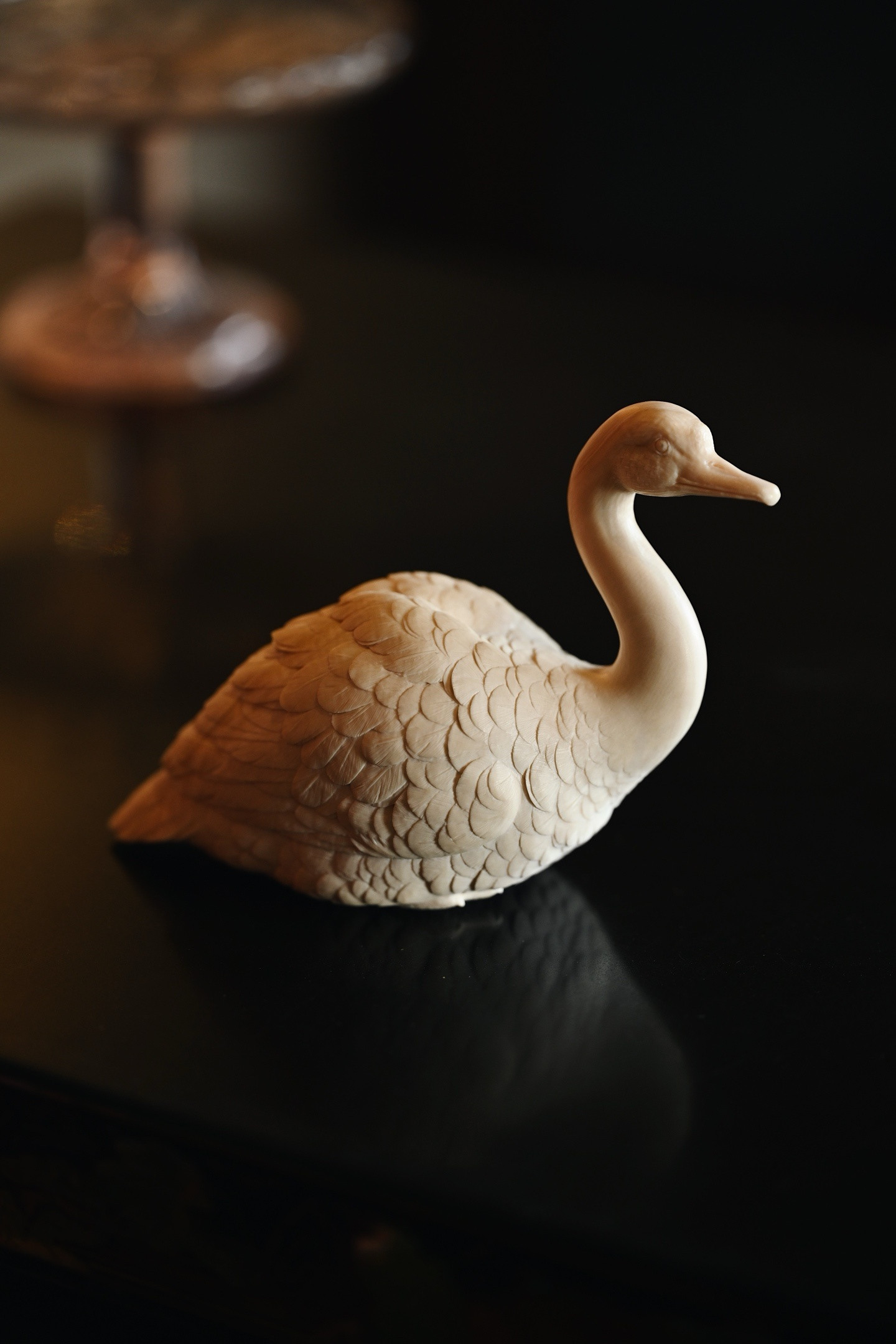 猛犸|天鹅整料雕刻，料质细腻温润，天鹅呈悠然之姿，脖颈修长婉转，线条流畅如行