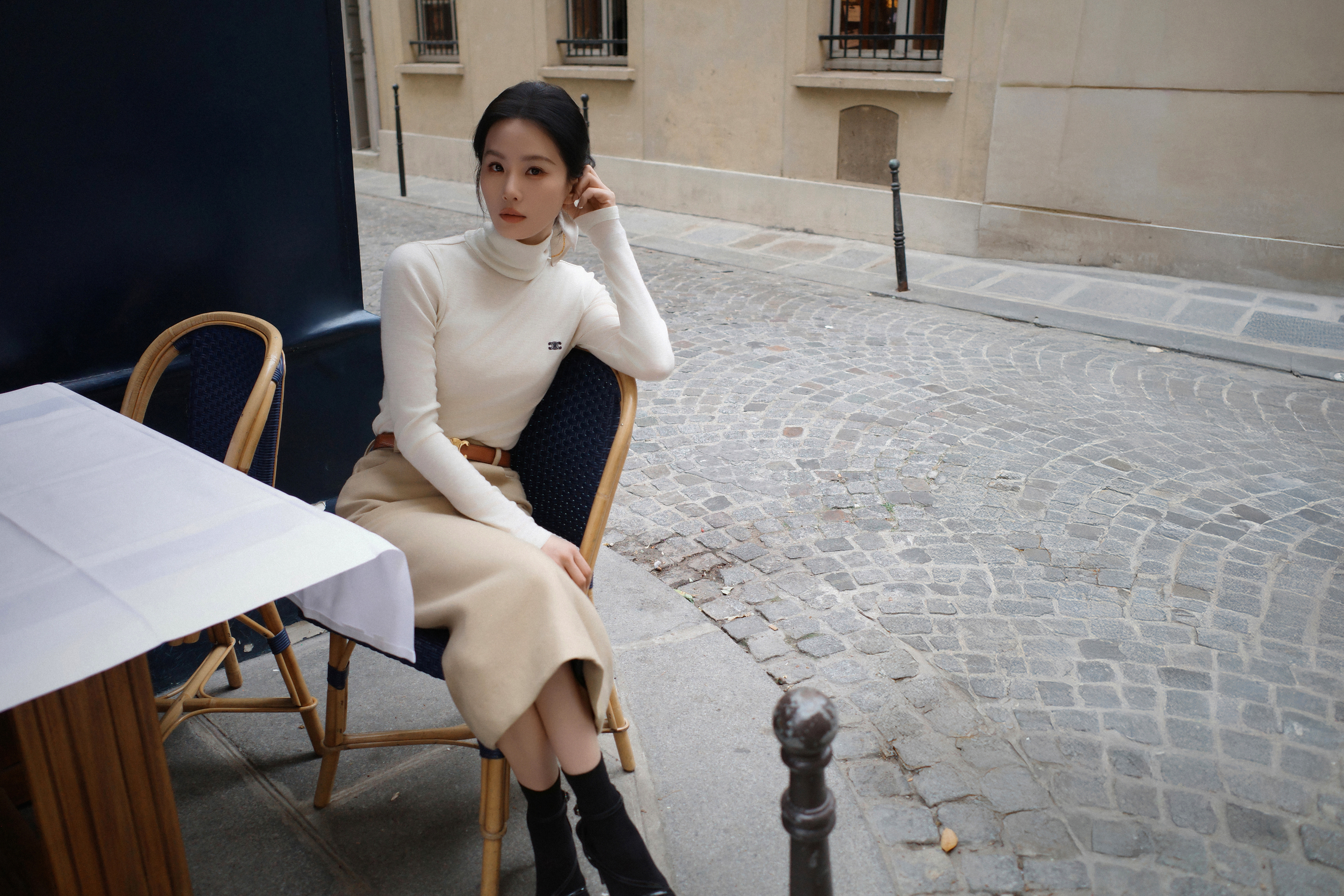 刘诗诗出席Celine2026春季时装秀造型图集发布，身着高领针织衫搭配半身裙