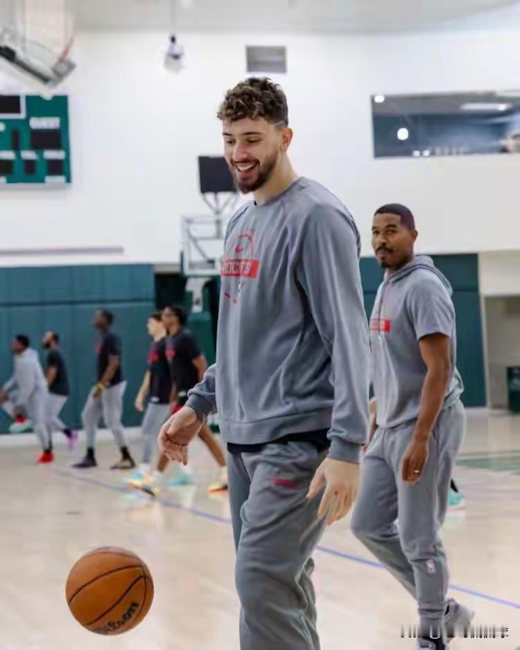 下面是一个关于火箭超级球星申京的好消息！明天火箭将会在客场挑战国王，让人感到非常