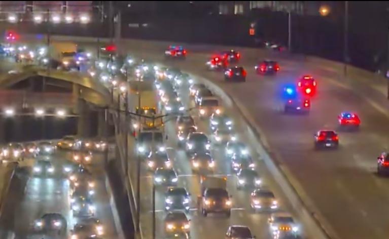 被列为国际战犯的内塔尼亚胡抵达美国后，为了保护他，美国特勤局封闭了695号公路，