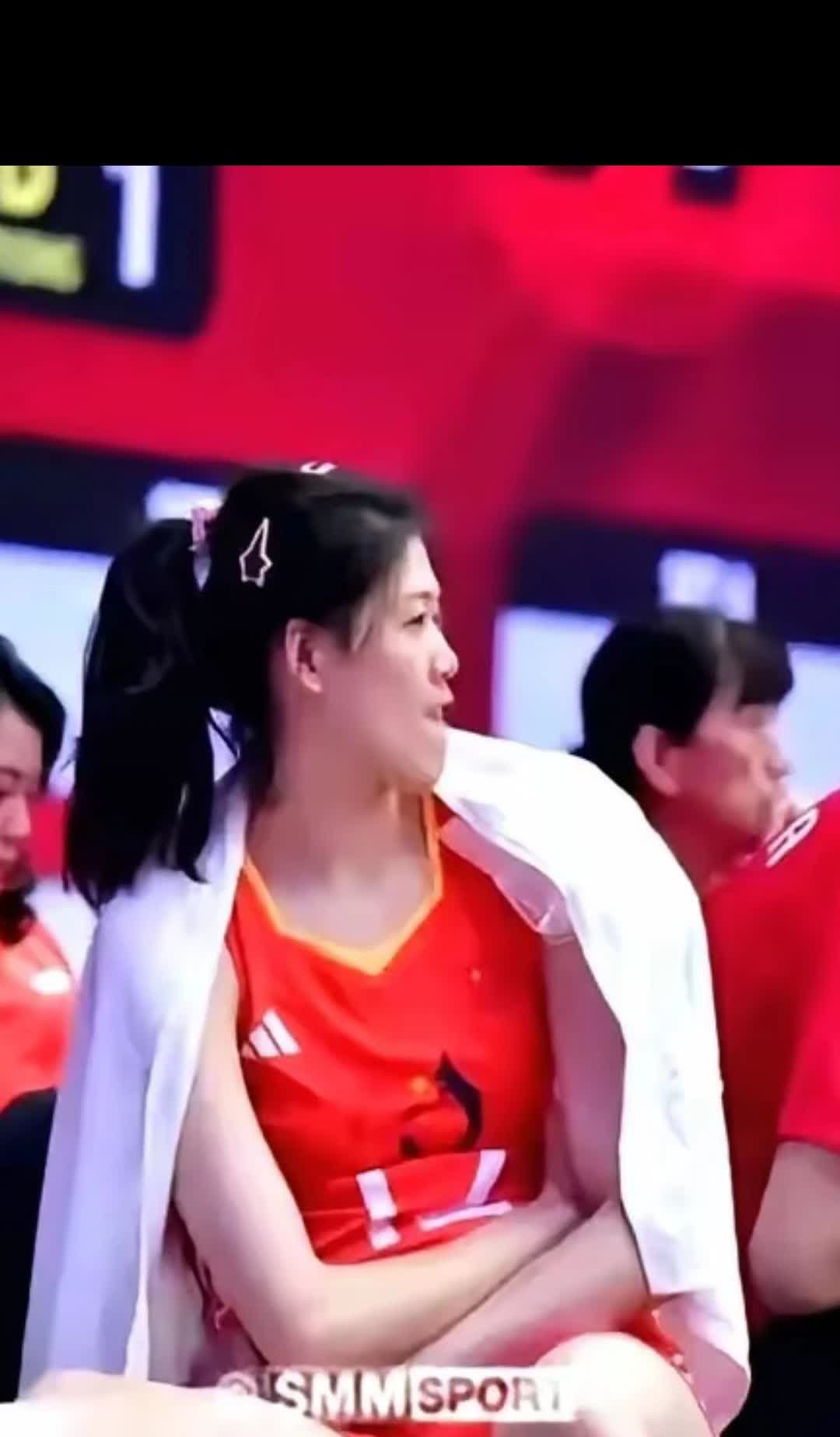小编[赞]真正懂中国女排之人，评述不偏不倚，完全没有地域则重之意，李盈莹不顾个人