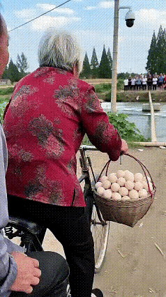 还得是大爷大妈，主打一个稳字[呲牙笑]