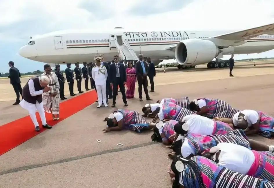 果不其然。南非方面突然宣布了迎宾礼仪安排。据现场视频，莫迪抵达约翰内