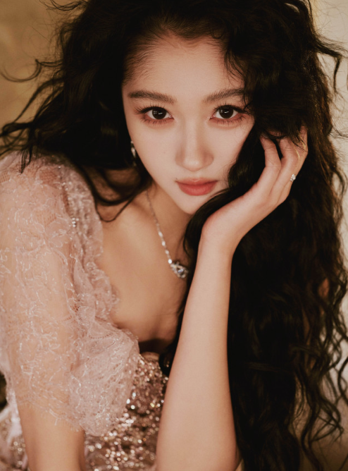 钻石闪耀，光影轻摇，绽放优雅身姿