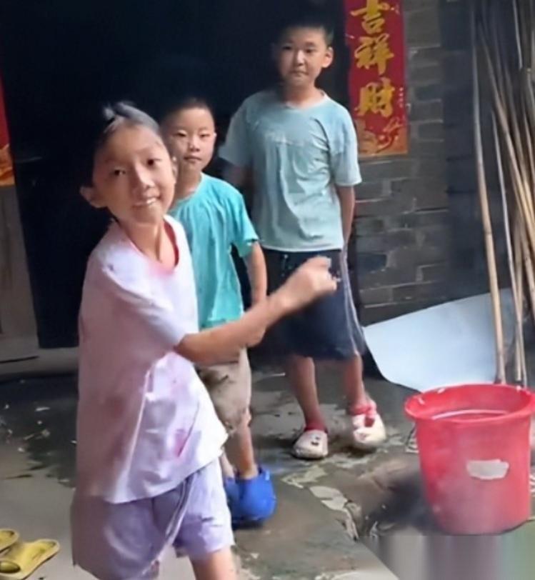 “太崩溃了！”四川32岁光棍浩哥和35岁离异女子相亲，女子直接带4个娃上门“逼婚