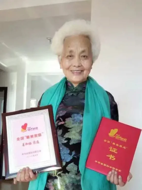 1997年，60岁的姜淑梅在女儿的鼓励下开始读书识字。75岁那年，她做...