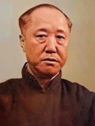 1949年，北平城换了天。一个66岁的老头把全家人叫到一起，宣布了两件事：第一，