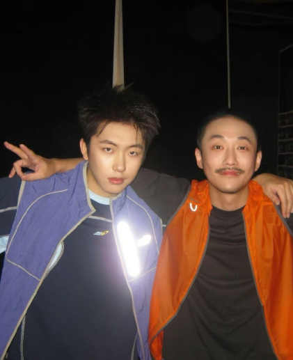 张兴朝和李嘉诚真的是抽象到没边了，深夜便利店调酒雪克杯梆梆就摇，冰杯梆梆就碰，回