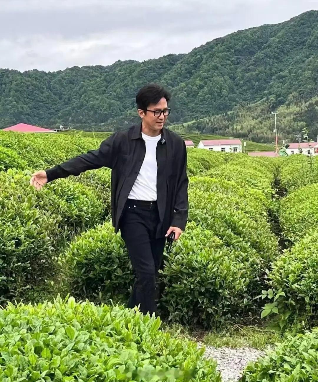 47岁邓超在江西景德镇游玩被偶遇，他现实中真人比较瘦，穿衣打扮朴素大方，他受到村