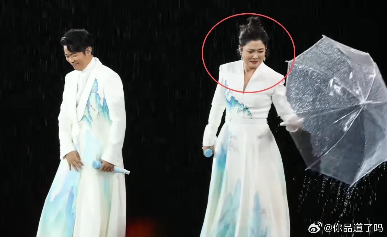 凤凰传奇在厦门开唱遇上大雨，工作人员贴心准备了透明雨伞，两人撑伞帅气登场。结果前