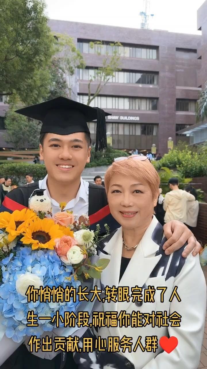 64岁的江华与71岁的麦洁文（Kitman）结婚33年，幼女陈蔷天继承妈妈衣钵加