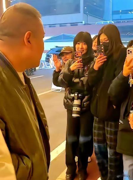 年收入上亿，穿七万一件的LV夹克，扯碎了多少人的“草根滤镜”。前些日子，小岳