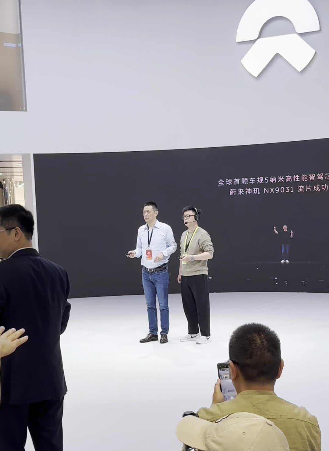 网友：距离蔚来第三代E58正式发布越来越近。李斌寄语：E5日是一场决定是否取