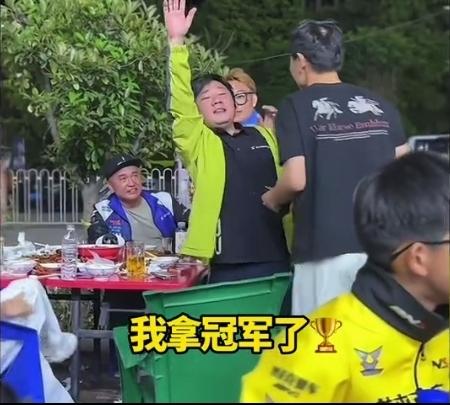 张雪激动地大喊：“我拿冠军了！今天全场消费我买单！”话音刚落，欢呼声瞬间炸开。他