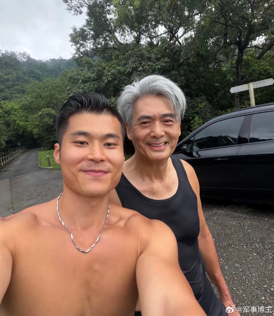 71岁的港星周润发在山上跑步被网友偶遇，人看起来精气神饱满。[点赞][点赞]​