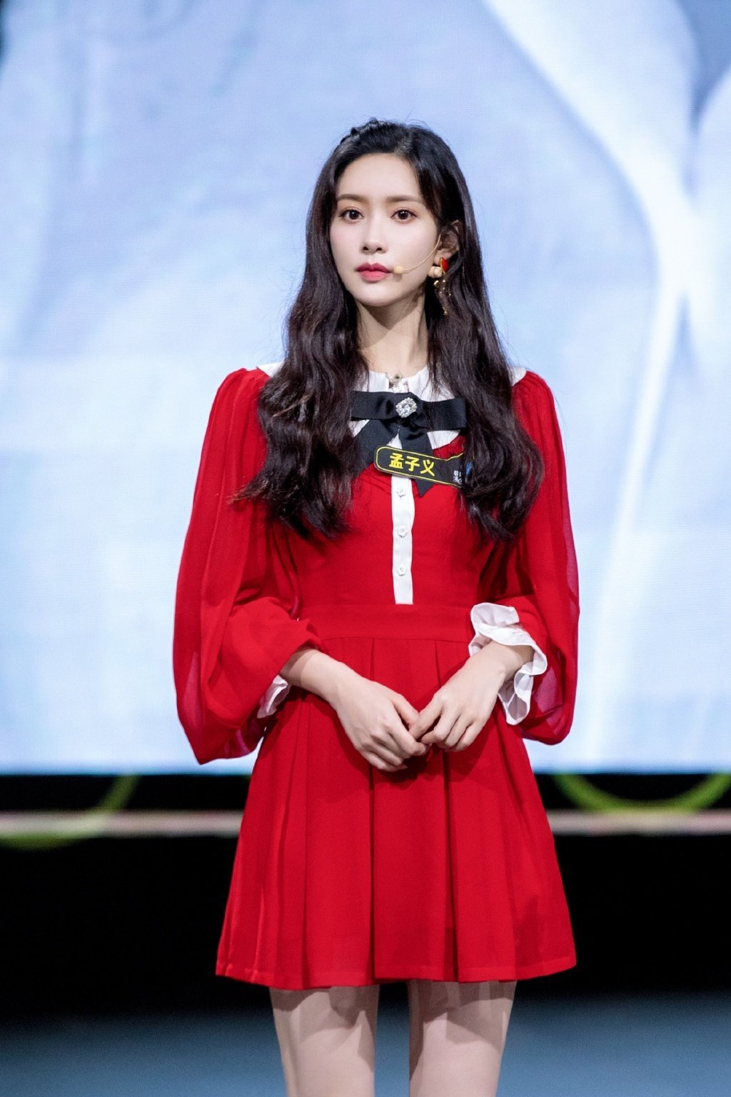 孟子义红裙黑长直造型大美孟姐，性格也是怪可爱的，越来越好。孟子义