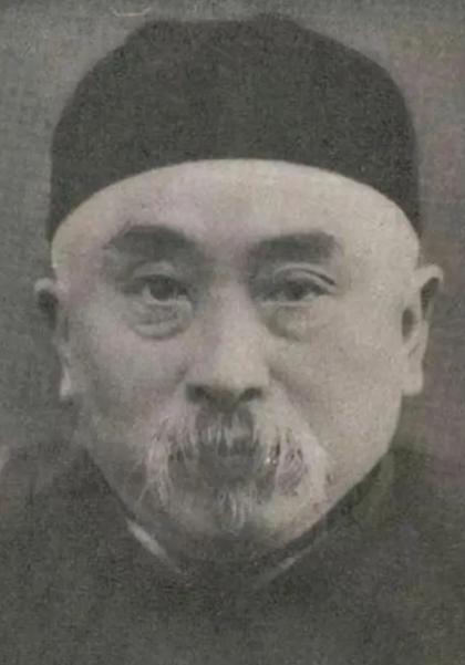 1910年，晚清神医自称梦到未来的新中国，没有租界和治外法权，到处高楼大厦，飞船