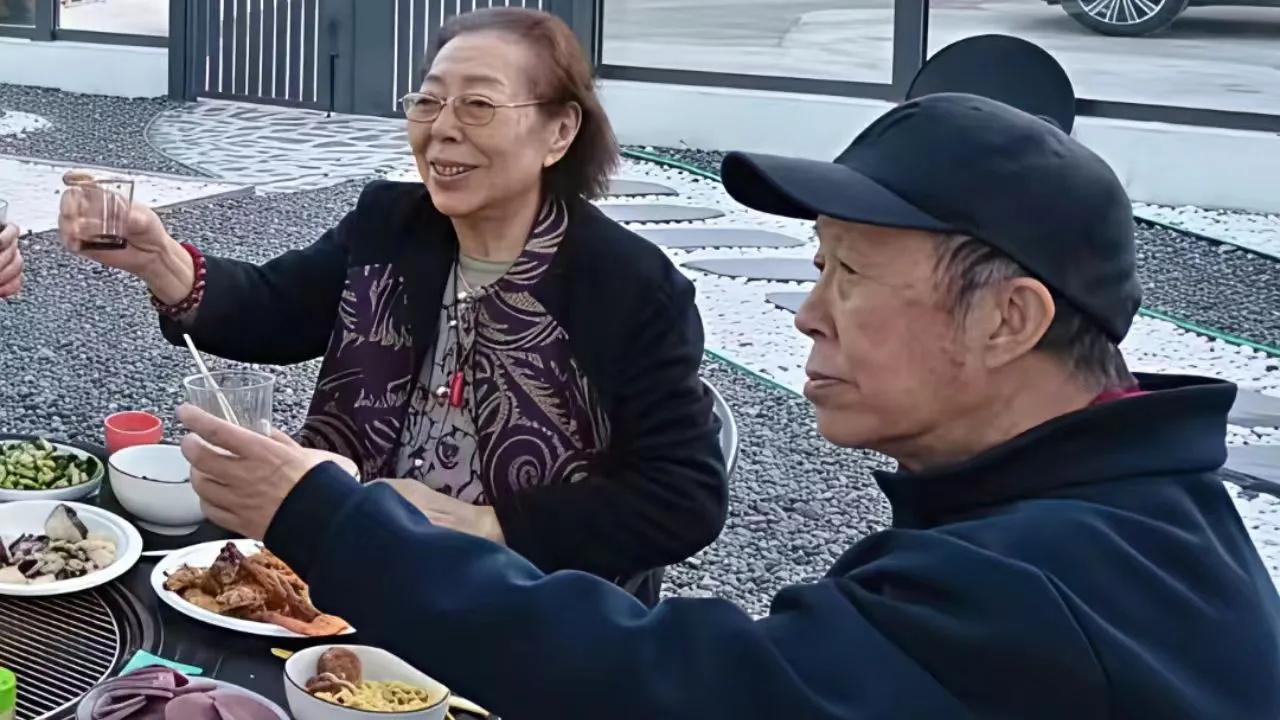 这是评书表演艺术家田连元和他的老伴儿。80多岁的老艺术家，精神状态还是不错的。