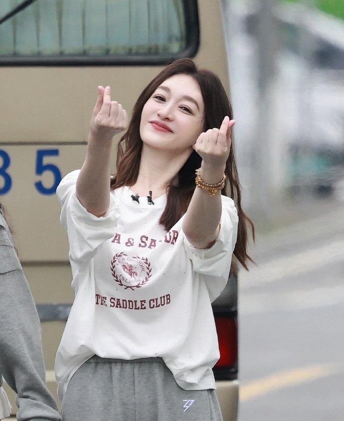 最近李小冉在录制浪姐的时候走运动时尚路线，看上去特别的有动感活力气息。李小冉