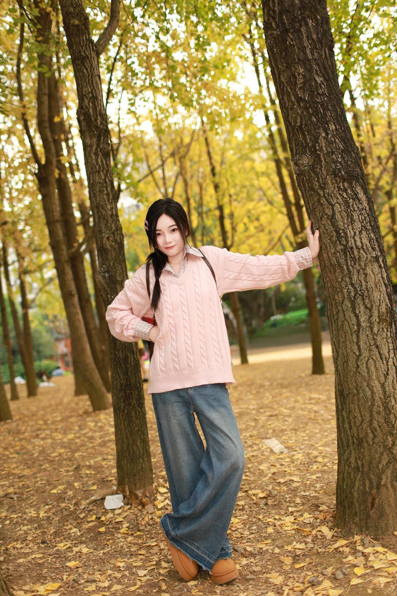 银杏树林，释放情绪的小姐姐。暖冬，柳候公园的银杏林格外美丽，小姐姐沉醉金色的海洋