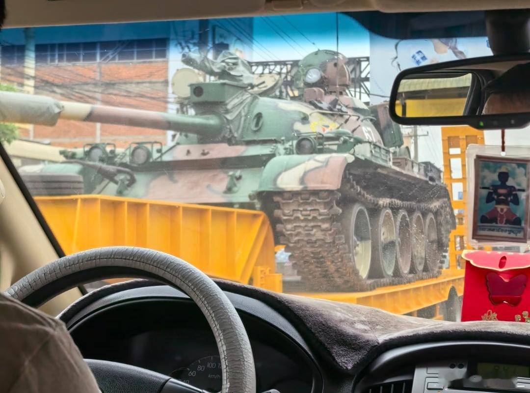 网友在柬埔寨诗梳风遇到向泰柬边境增援的柬埔寨军队T-55坦克运输车队，而泰军的一