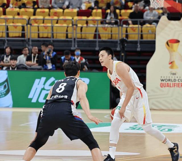 不吐不快！胡明轩首发得分后卫2分，这比赛怎么赢韩国，事实证明，它打不了一号位，原