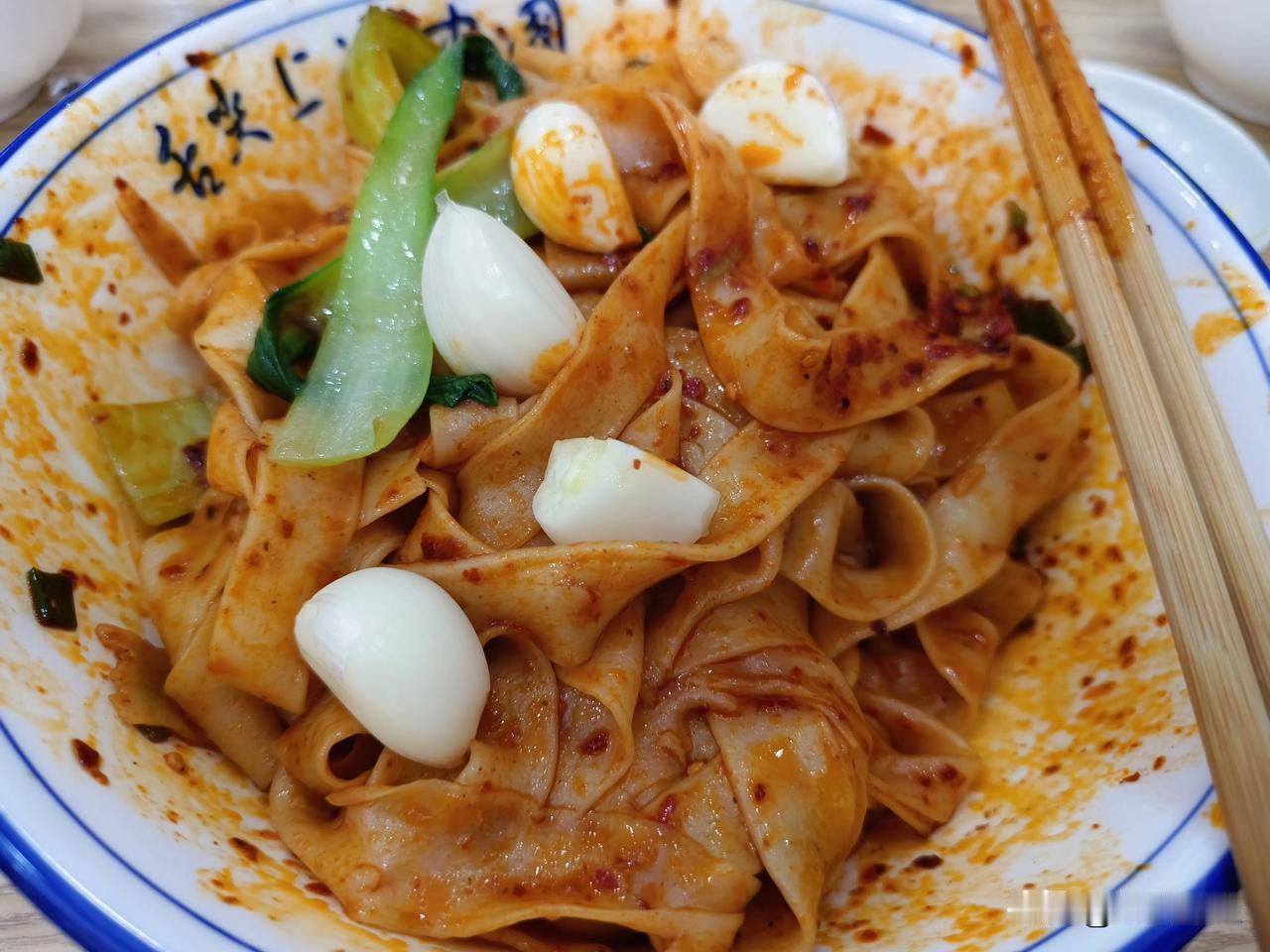 渭南正宗“油泼扯面”1.要有红红辣椒2.四瓣新蒜3.面劲道