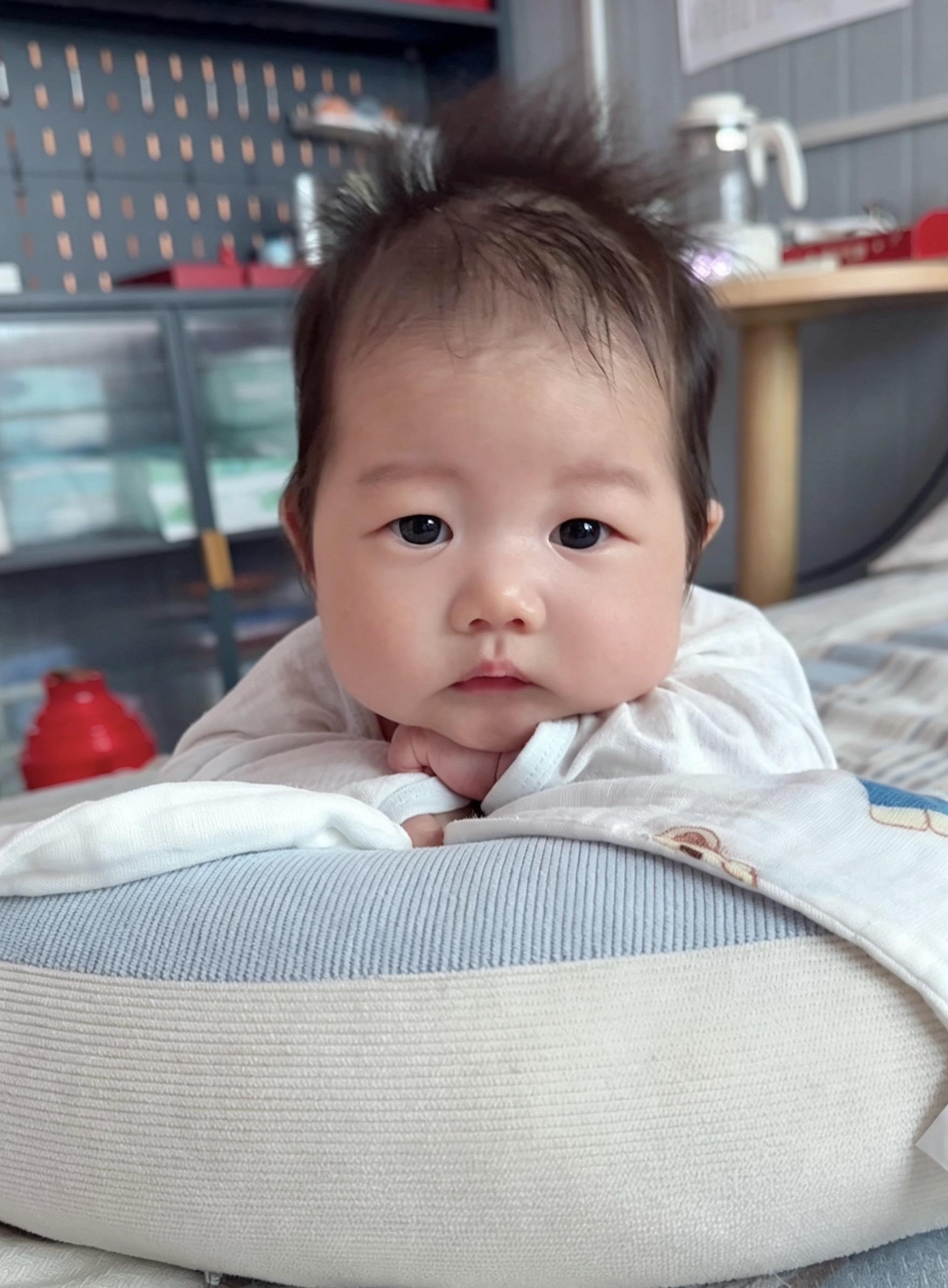 时间真快呀，小孩都已经可以把头抬起来了