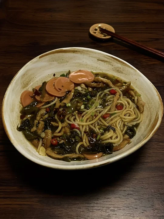 一人食🍜 酸菜肉丝火腿面