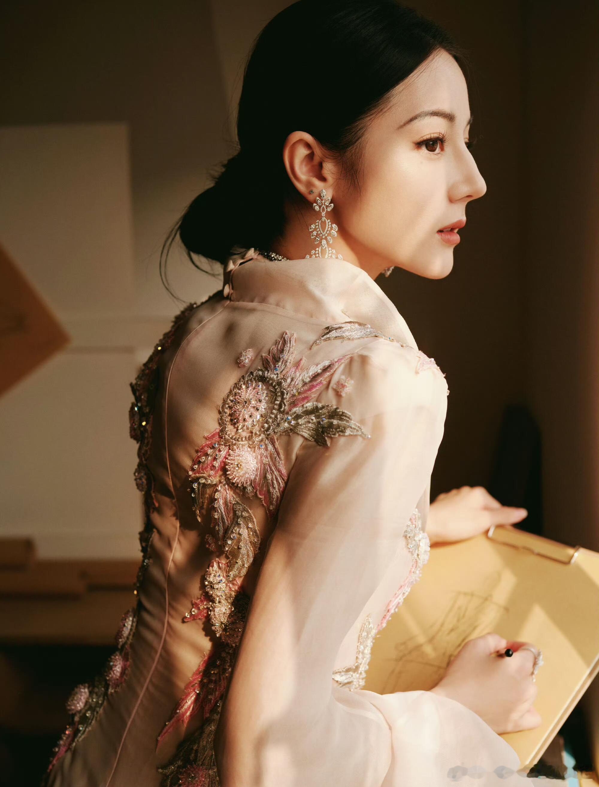 迪丽热巴妆容复古热烈浓艳，貌美度爆表～​​​