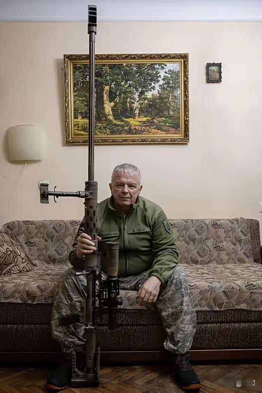 ​武器成了战争上取胜的最关键。这时候，一名老士兵拿着他经常使用的狙击枪，看上去与