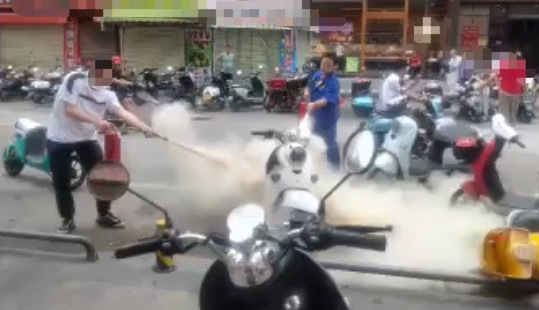 【玉林某大型商超门口一电车发生起火】5月17日，网友爆料称：玉林市某大型商场超市