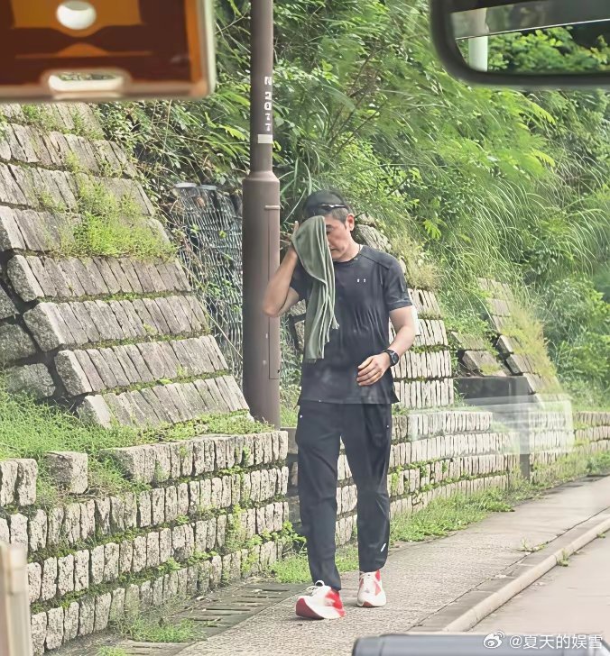 香港海岛偶遇63岁方中信出来运动，肉眼看着苍老了不少，岁月不饶人啊​​​​