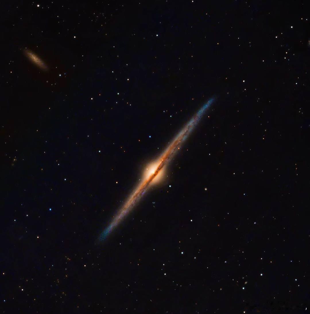 NGC4565：从侧面看到的星系！由于其纤薄的轮廓，它常常被称为针状星系。NG
