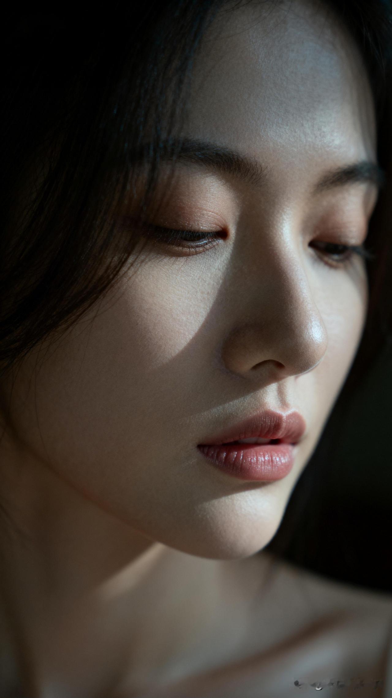 闭目思量，静看花开花落。你心目中的美人沉静的午后，温柔的阳光洒在她的脸上，宁静