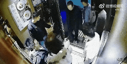 “一脚下去，全楼的人都走不了。”电梯里，一个男人怀里揽着个女的，门正要关上。