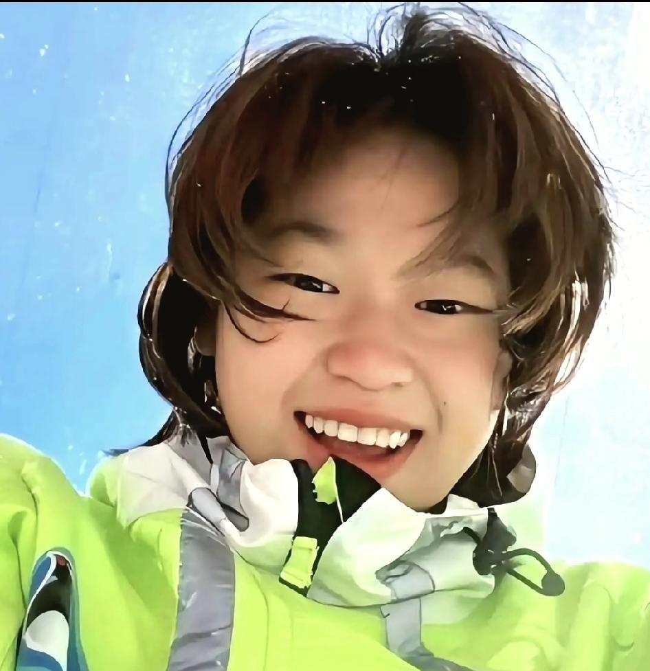 全红婵真是学啥都快，学滑雪第三天就已经滑得这么好了！她本身就是技巧类职业运动员