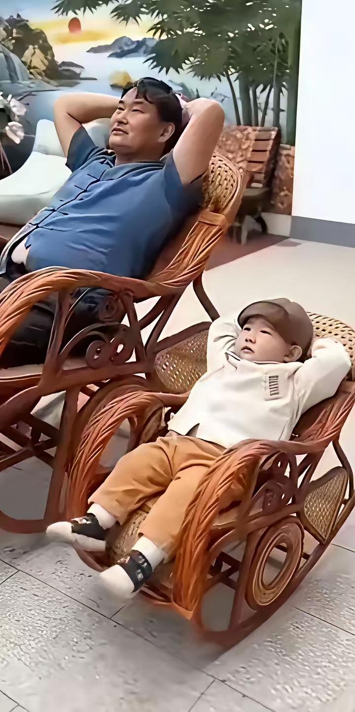 如今大衣哥，财富万千多。闲暇陪孙孙，安然度生活。