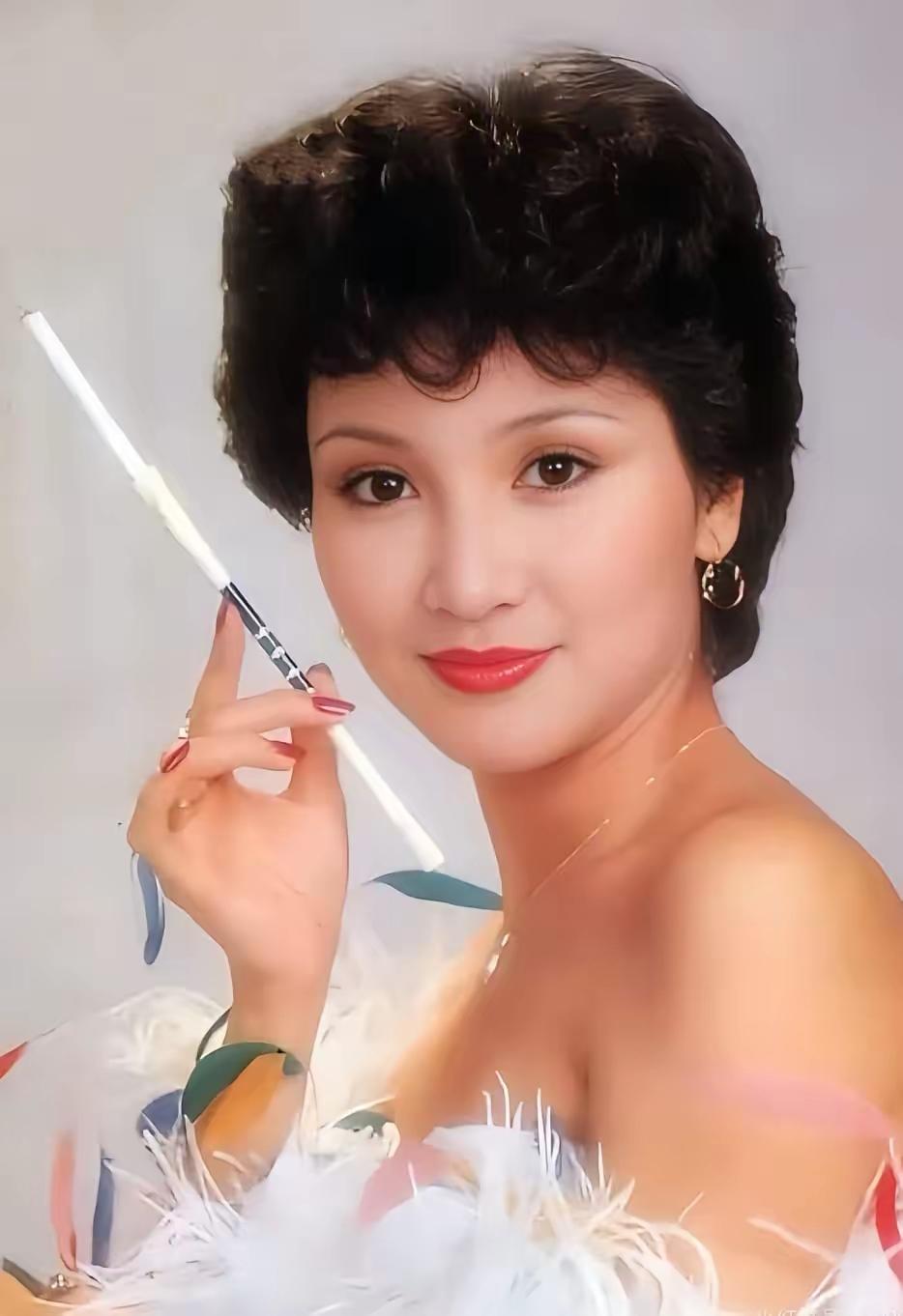 很多人第一眼看到狄波拉，都会觉得她气质出众，像是从小被宠大的富家千金。但了解她的