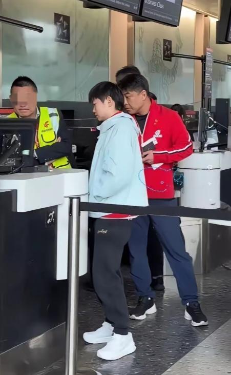 5月12号国乒大部队回国，机场有个细节挺戳人的。男队主教练王皓守在孙颖莎